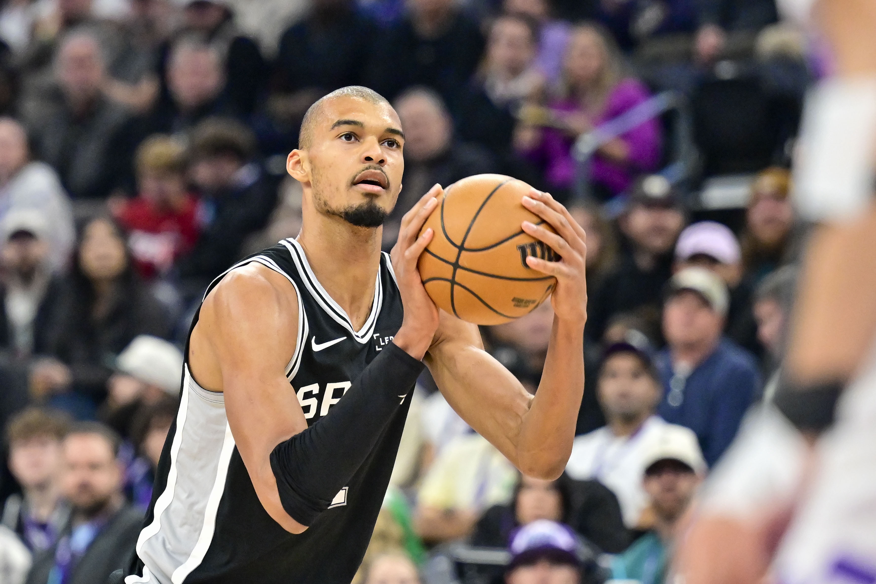 锡安：文班是精英级别防守者 当冲击篮下时必须做出正确的决定